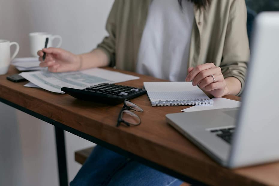 Financial wellness challenge ideas help employees improve budgeting, track expenses, and build stronger long-term financial habits at work.